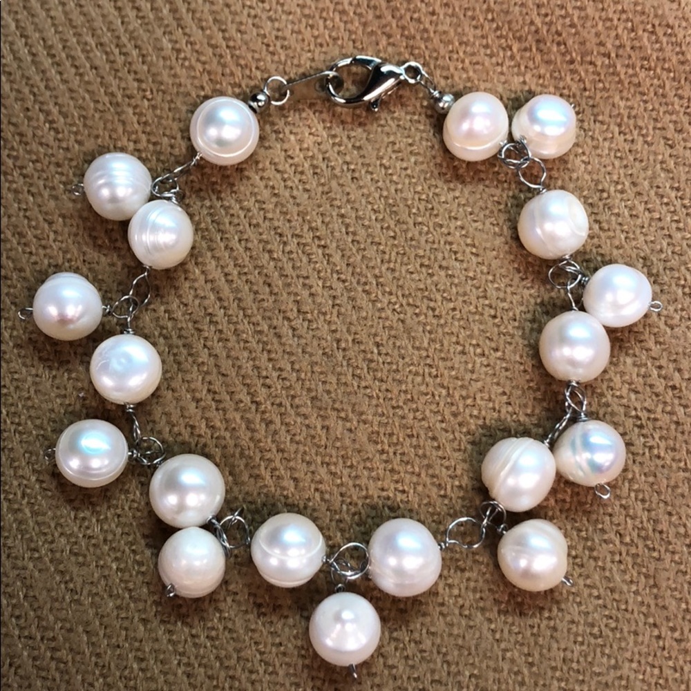 Pearl bracelet in stainless steel.